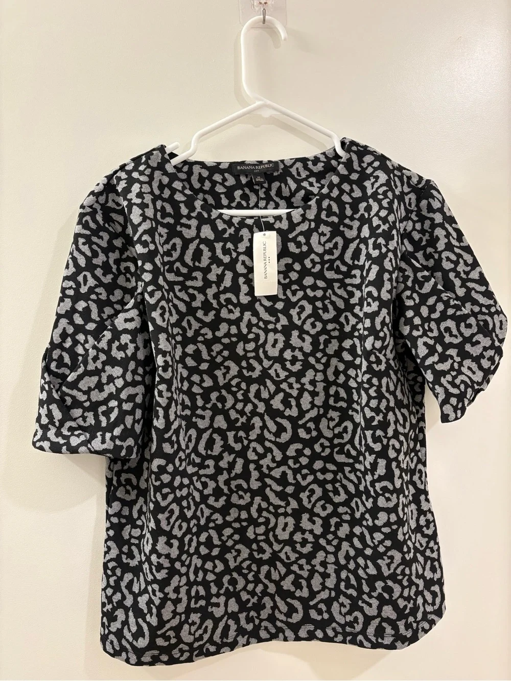 Banana Republic Black & Gray Leopard Print Puff Sleeve Top